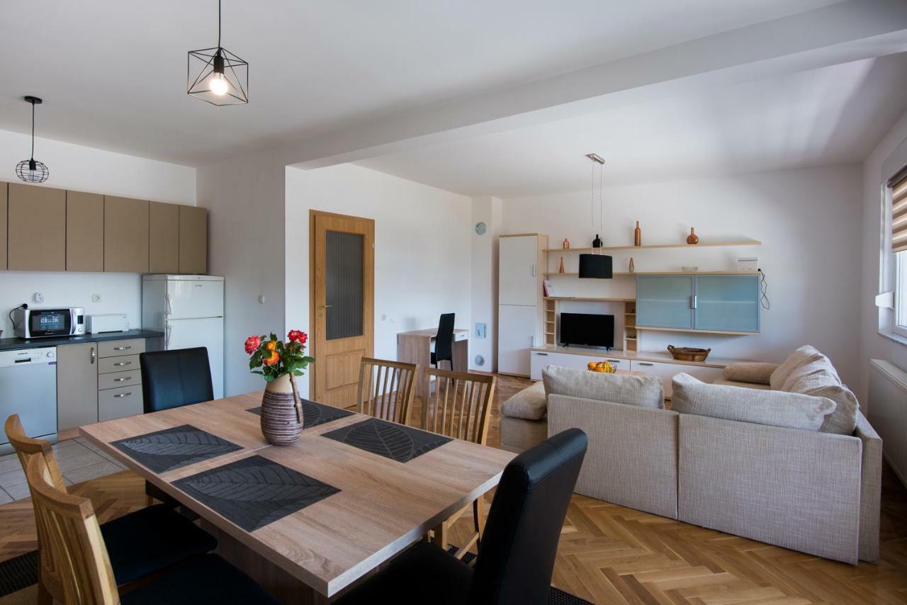 Seasons Apartmani Osijek Buitenkant foto